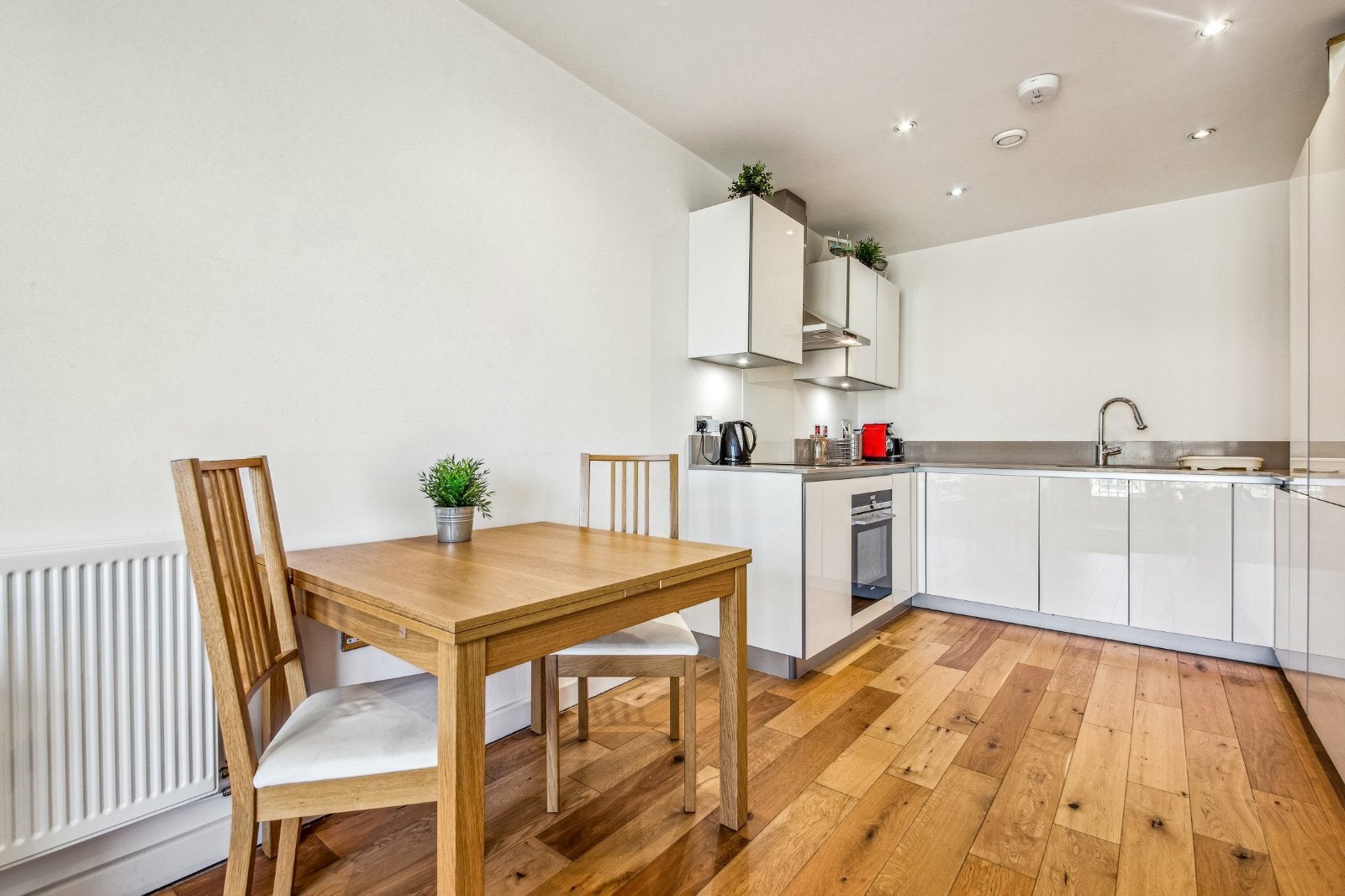 Flat Plender Street in Greater London