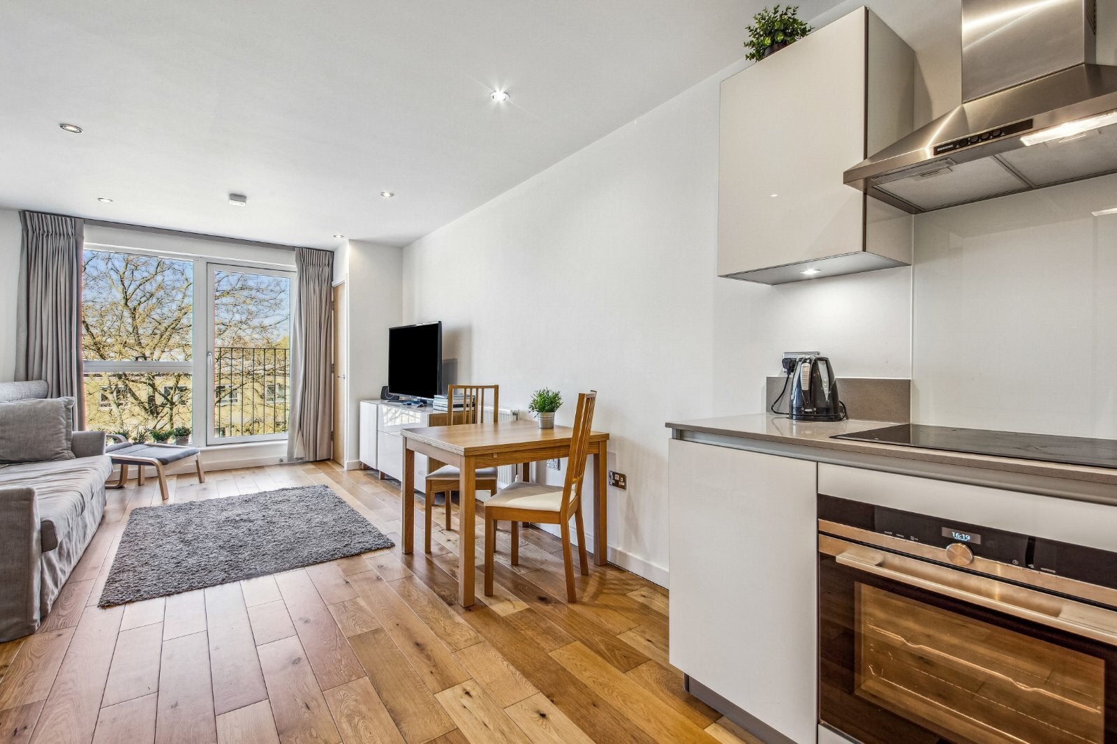 Flat Plender Street in Greater London