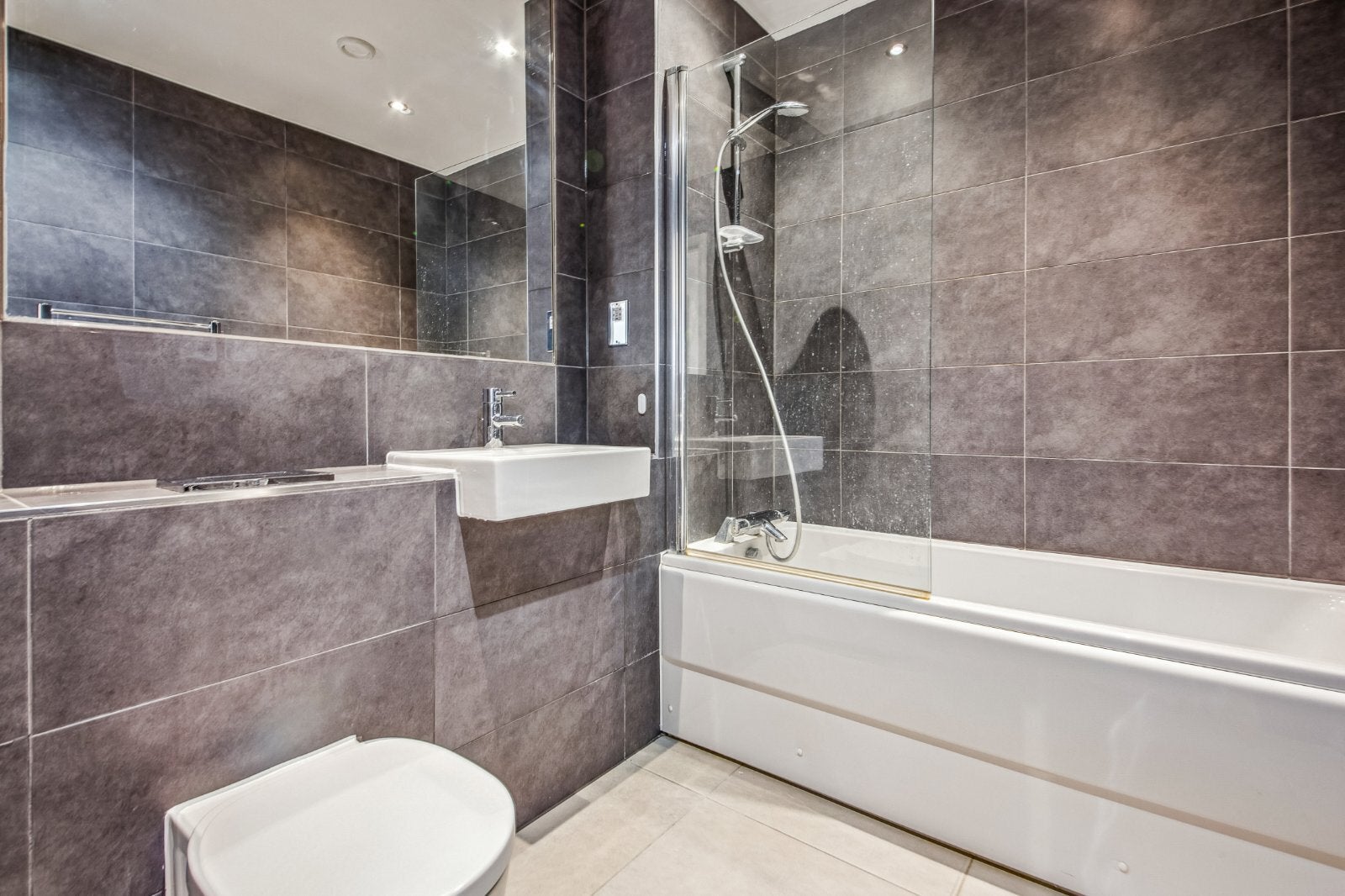 Flat Plender Street in Greater London
