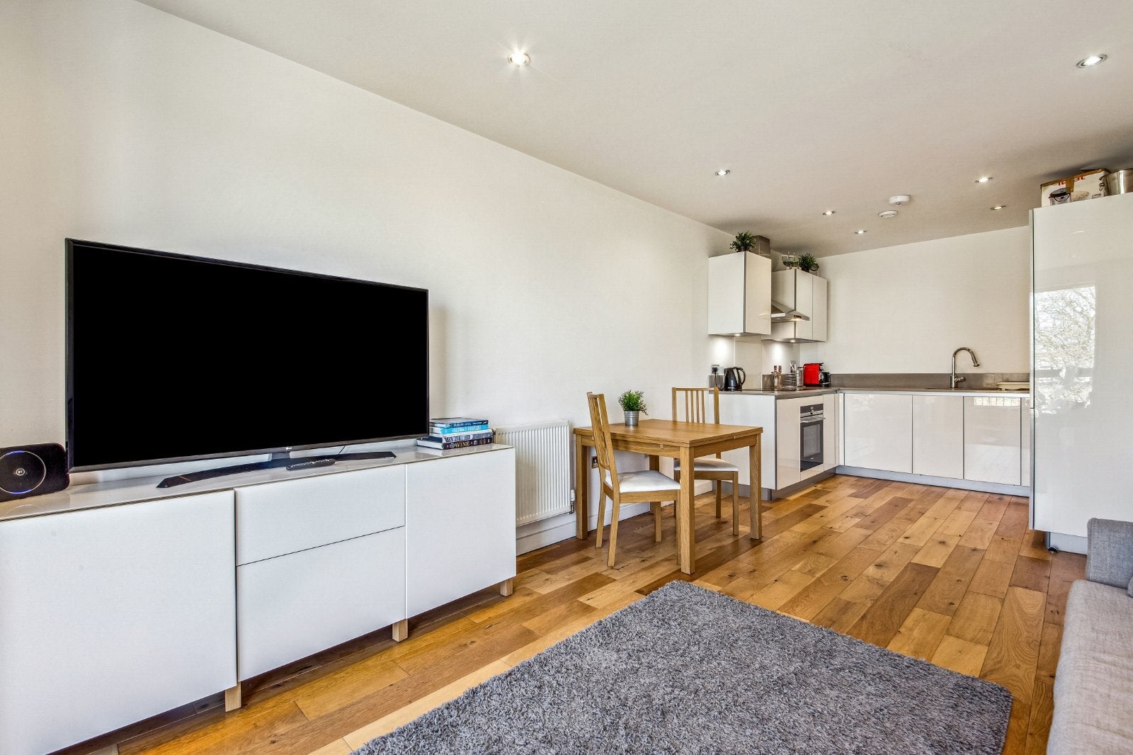 Flat Plender Street in Greater London