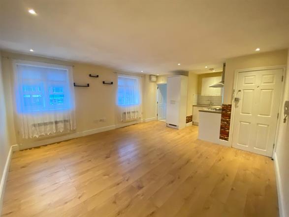 Flat Desborough Avenue in High Wycombe