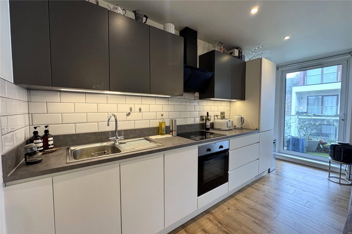 Flat Farnborough Road in Rushmoor