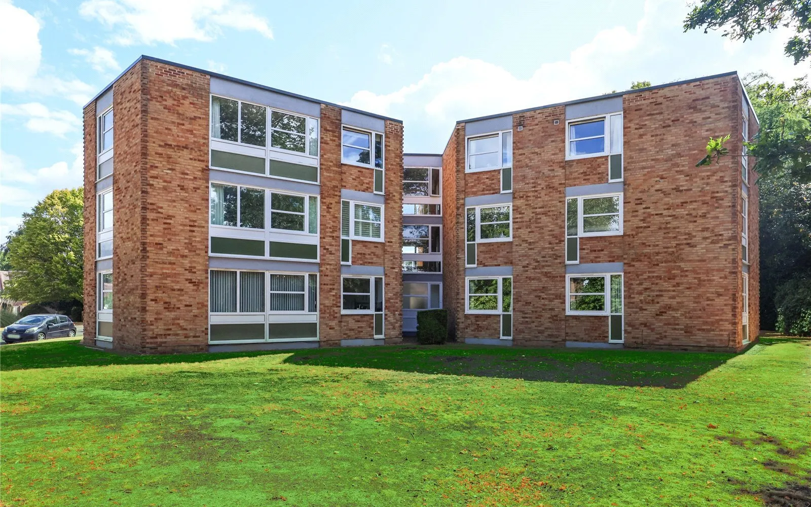 Flat Heathside in Elmbridge