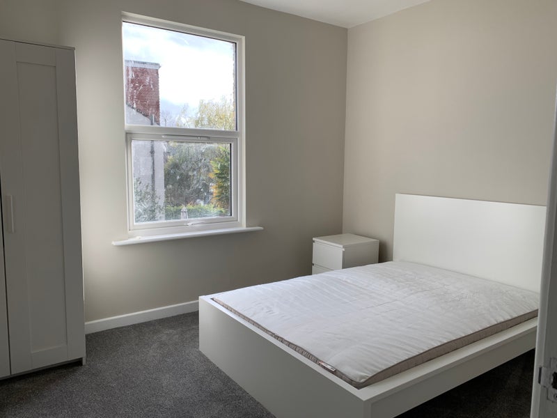 Room Mitcham Lane in Greater London