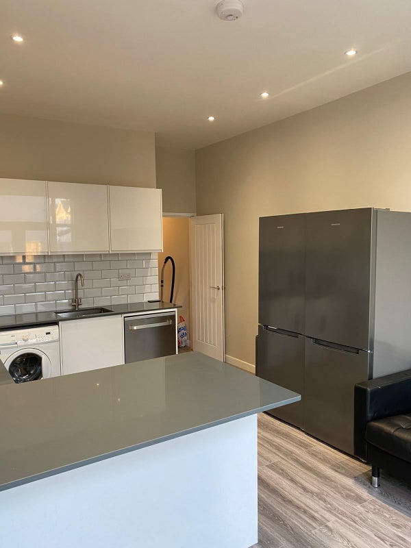 Room Mitcham Lane in Greater London