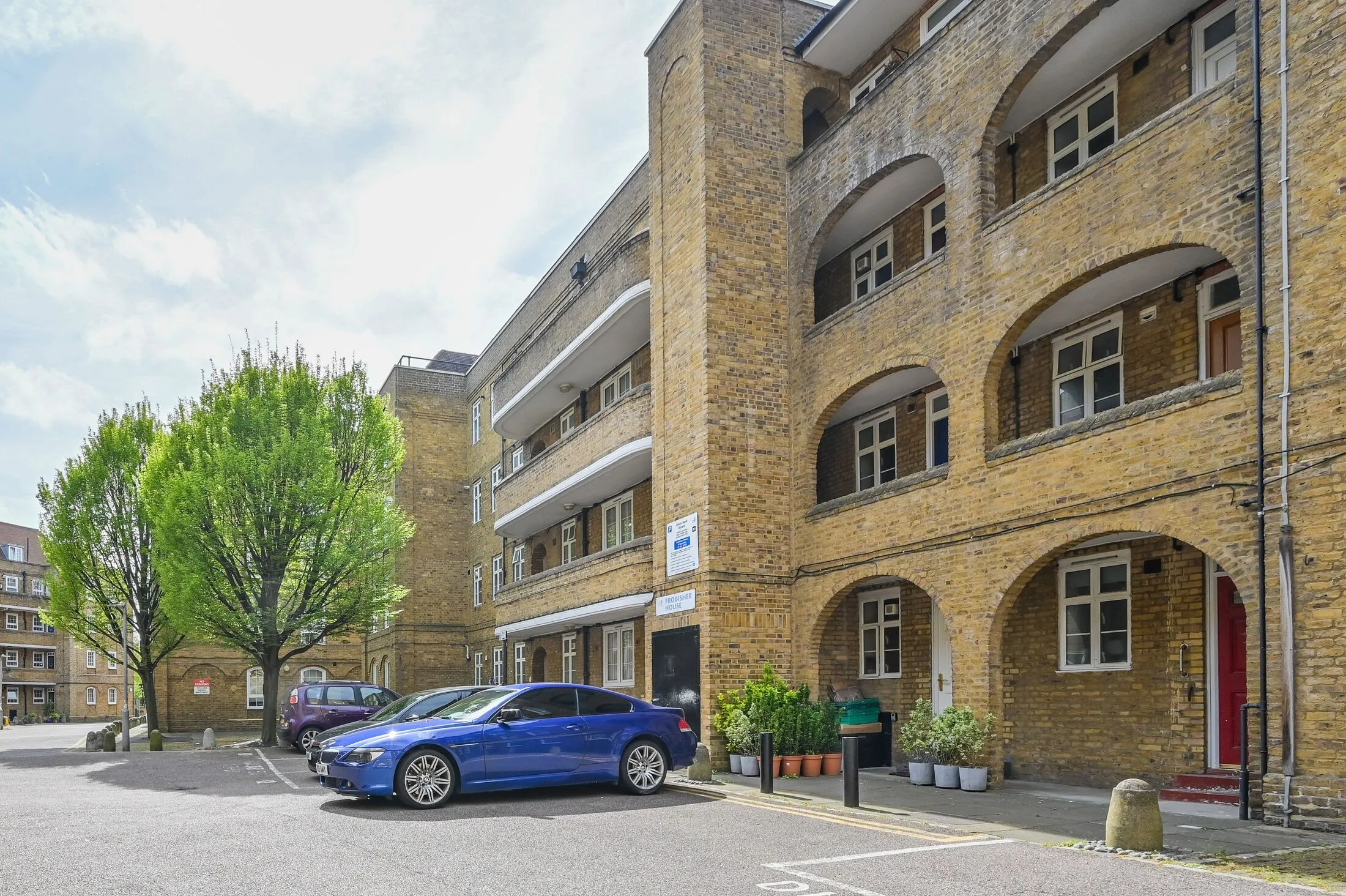 Flat Watts Street in Greater London