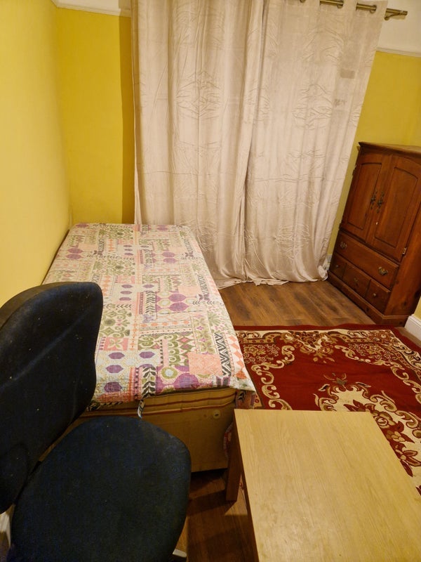 Room Blawith Road in Greater London