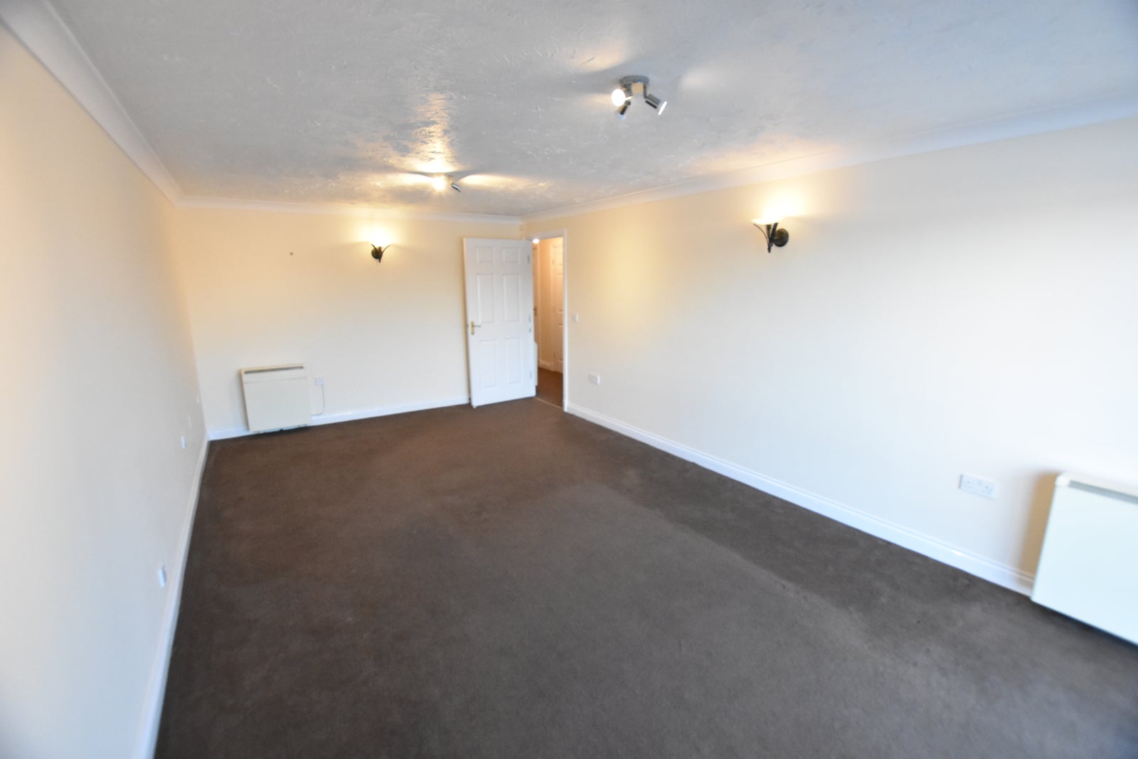 Flat Mountbatten Close in Preston