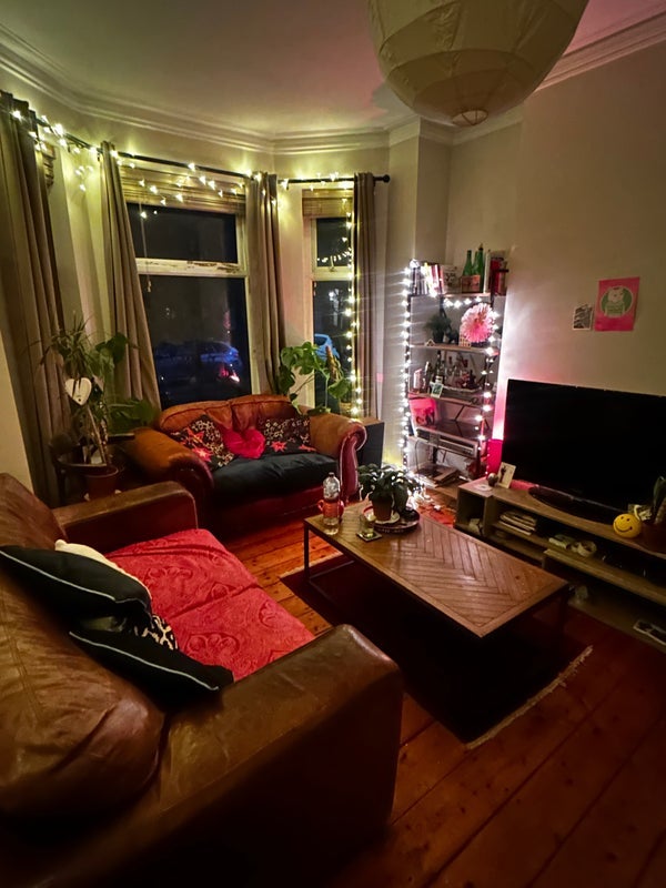 Room Warwick Road in Manchester