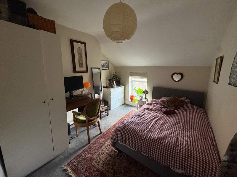 Room Warwick Road in Manchester