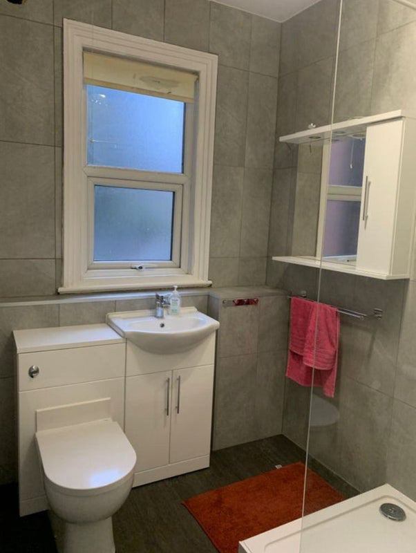Room Kingsbrook Road in Manchester