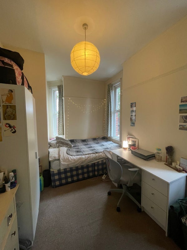 Room Kingsbrook Road in Manchester