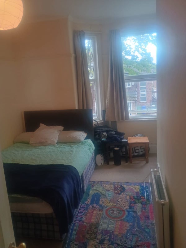 Room Kingsbrook Road in Manchester