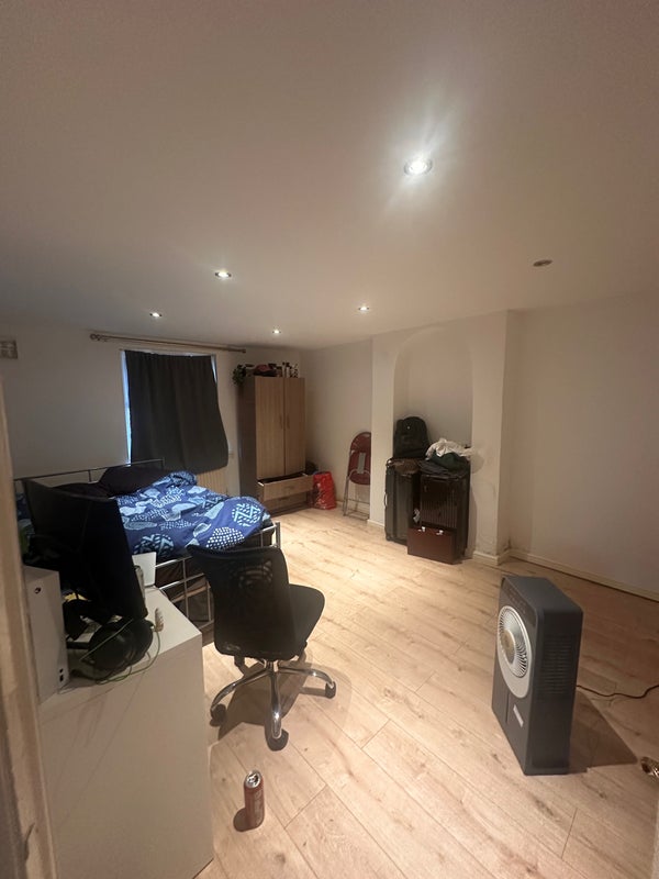 Room Mattock Lane in Greater London