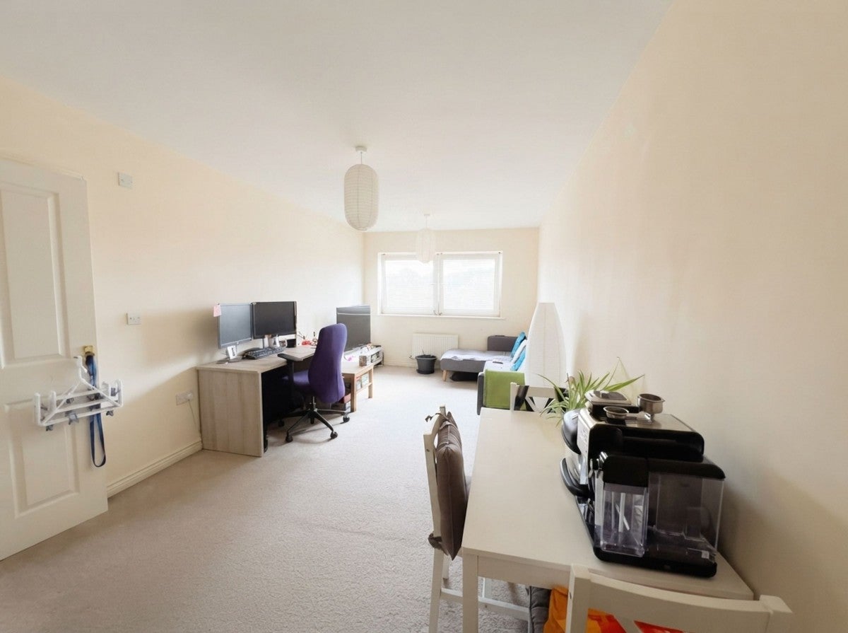 Flat Paladine Way in Coventry
