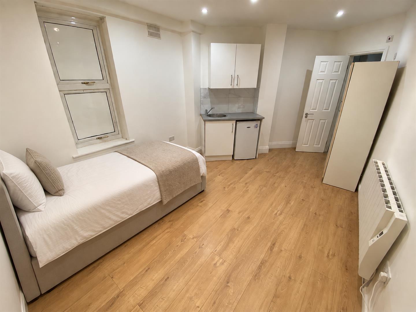 Flat Boundfield Road in Greater London