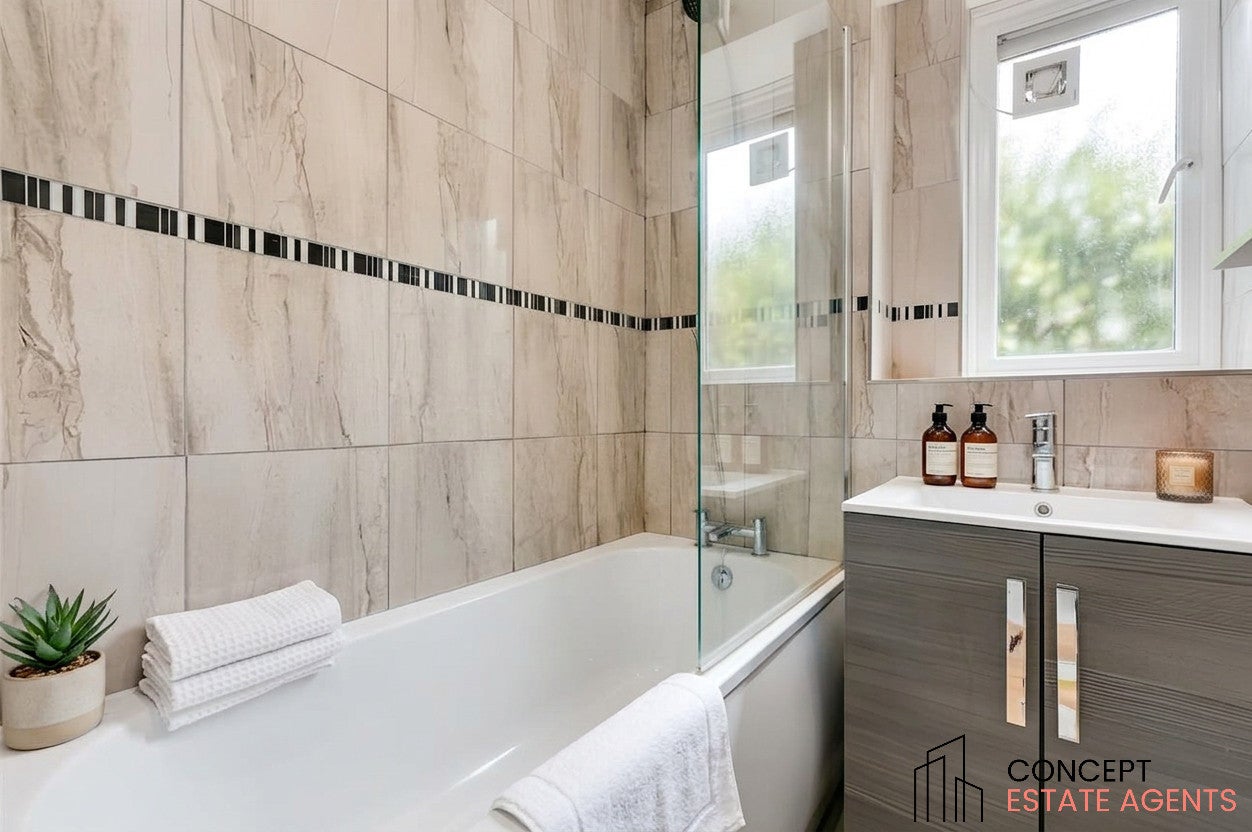 Flat Ilminster Gardens in Greater London