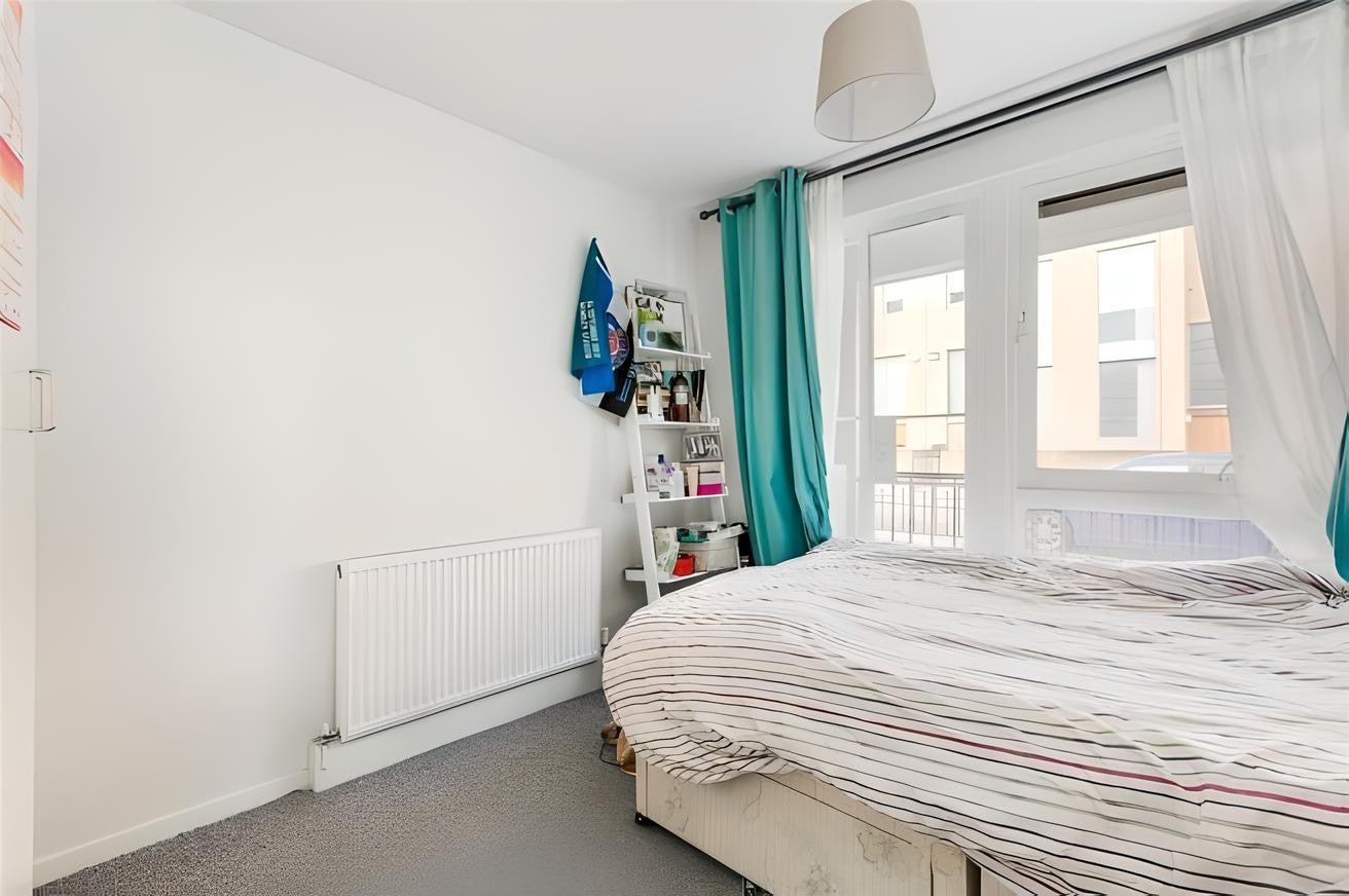 Flat Ilminster Gardens in Greater London