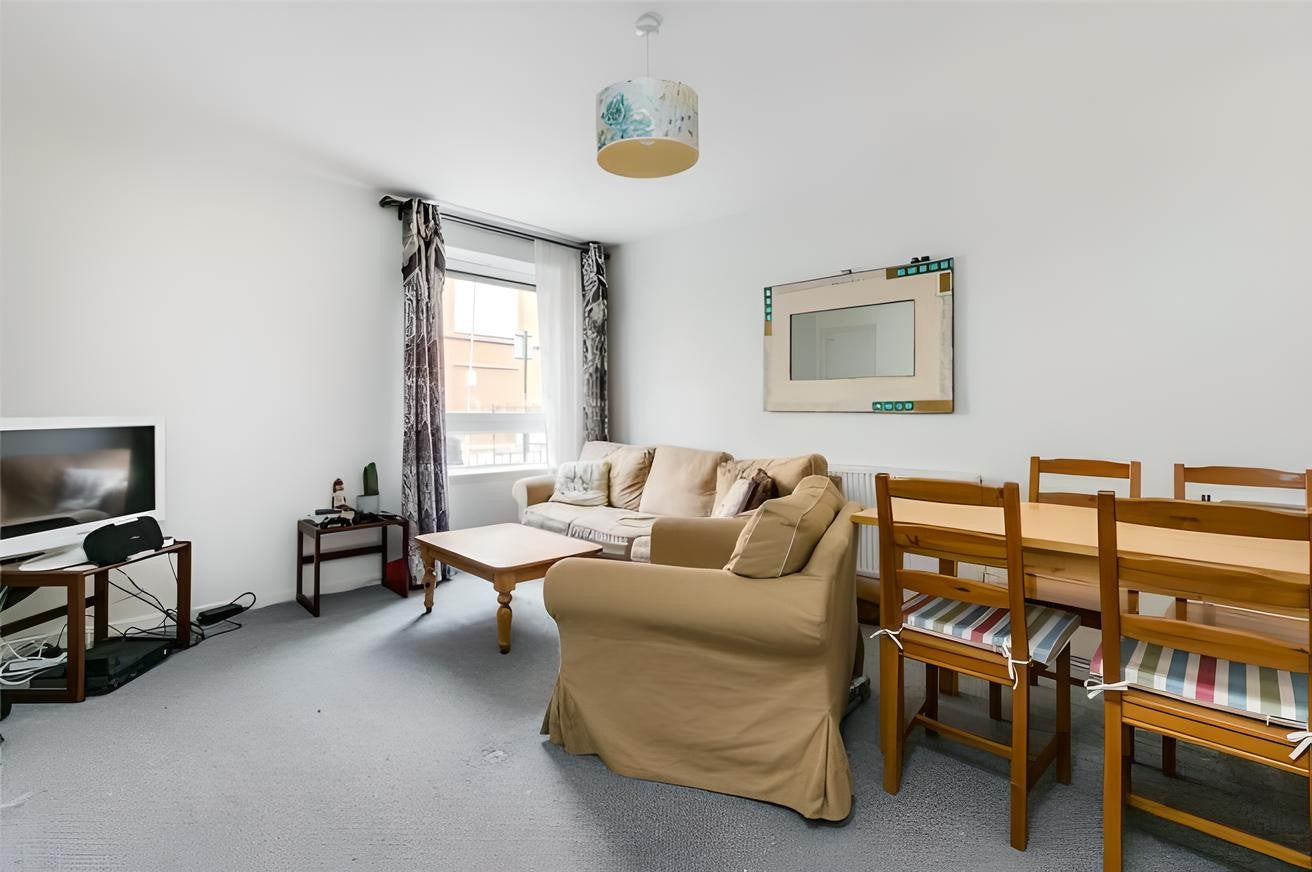 Flat Ilminster Gardens in Greater London