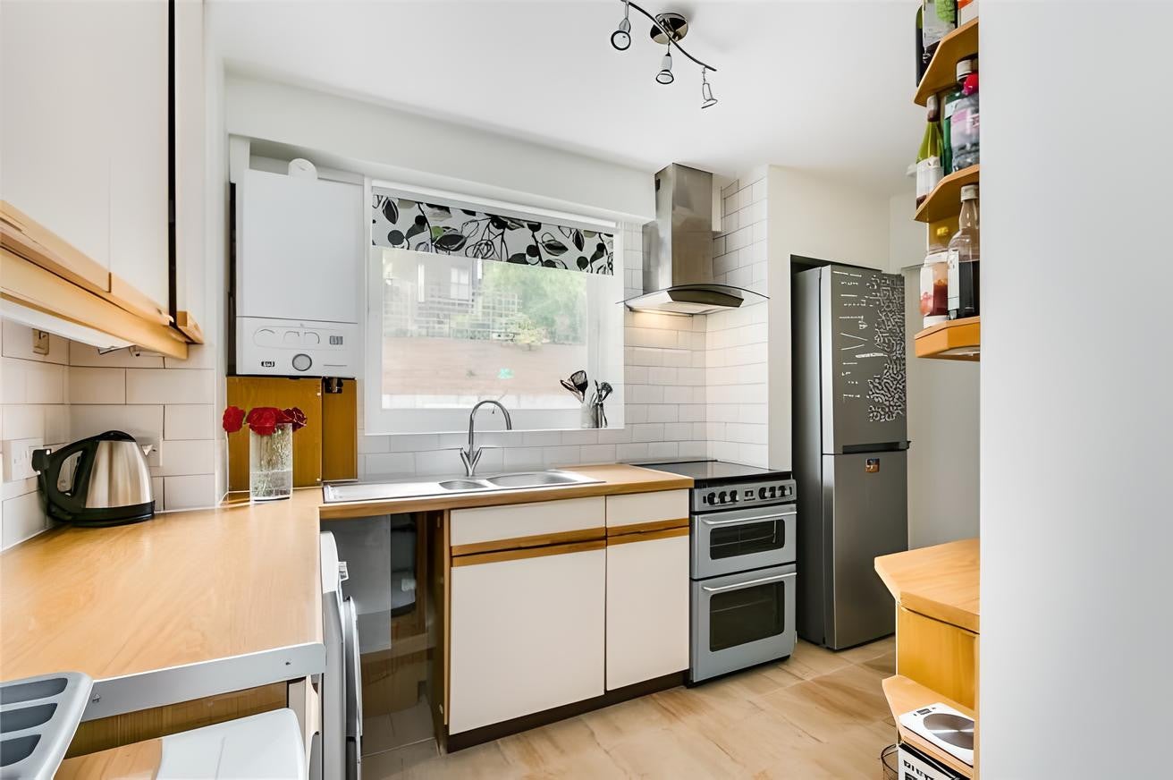 Flat Ilminster Gardens in Greater London