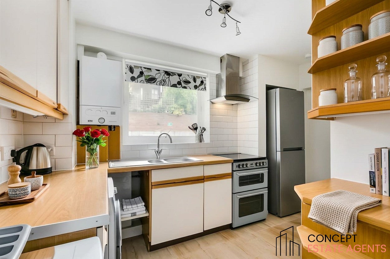 Flat Ilminster Gardens in Greater London