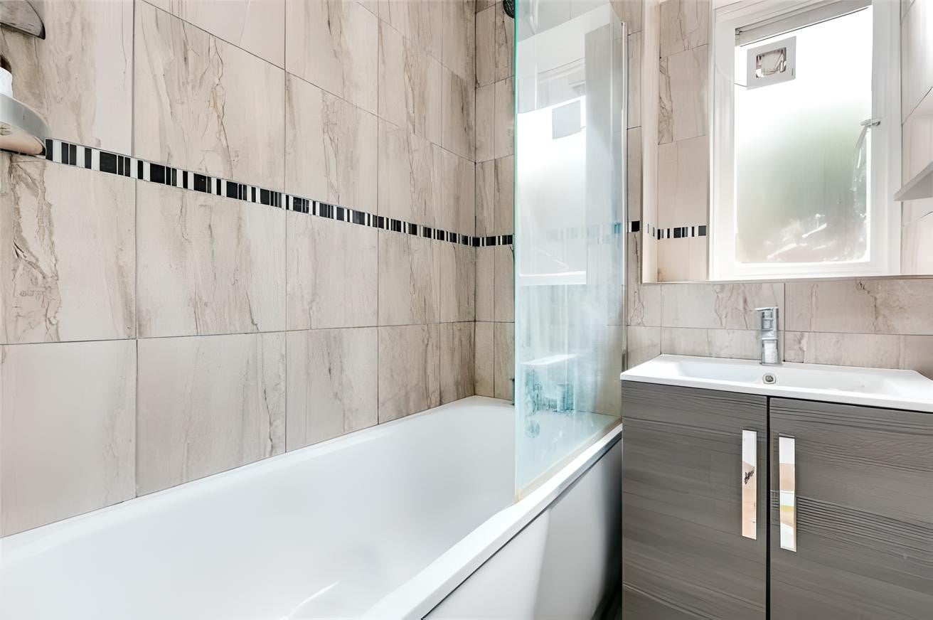 Flat Ilminster Gardens in Greater London