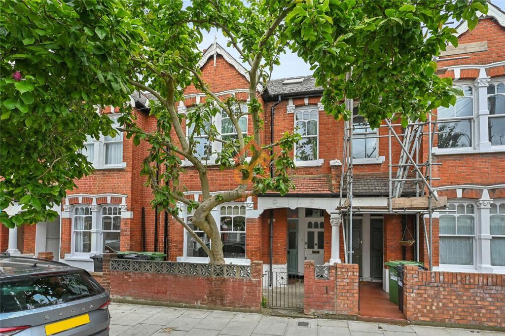 Flat Ormiston Grove in Greater London