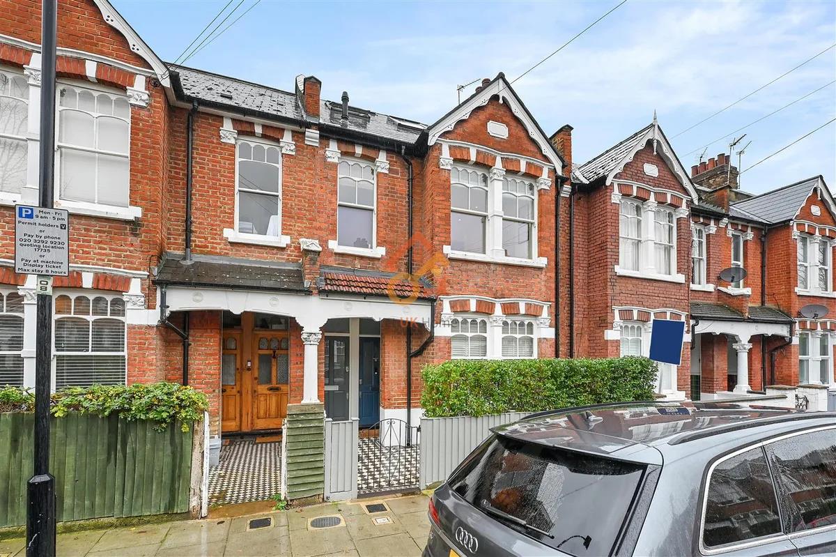 Flat Ormiston Grove in Greater London