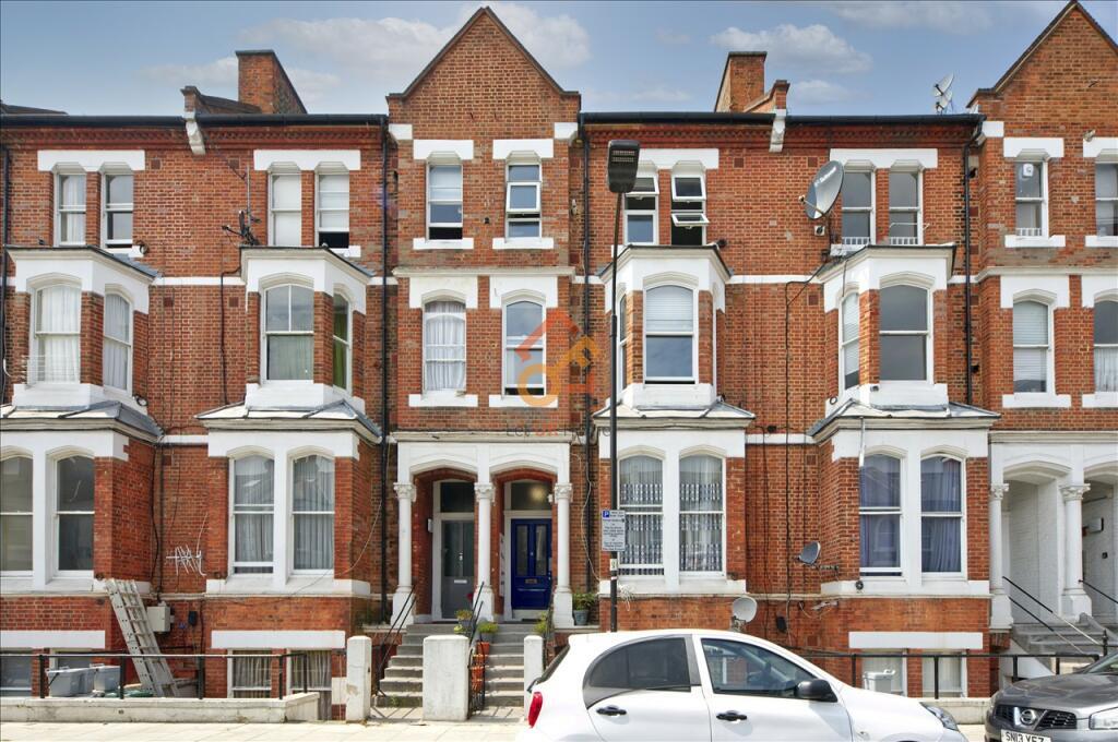 Flat Ormiston Grove in Greater London