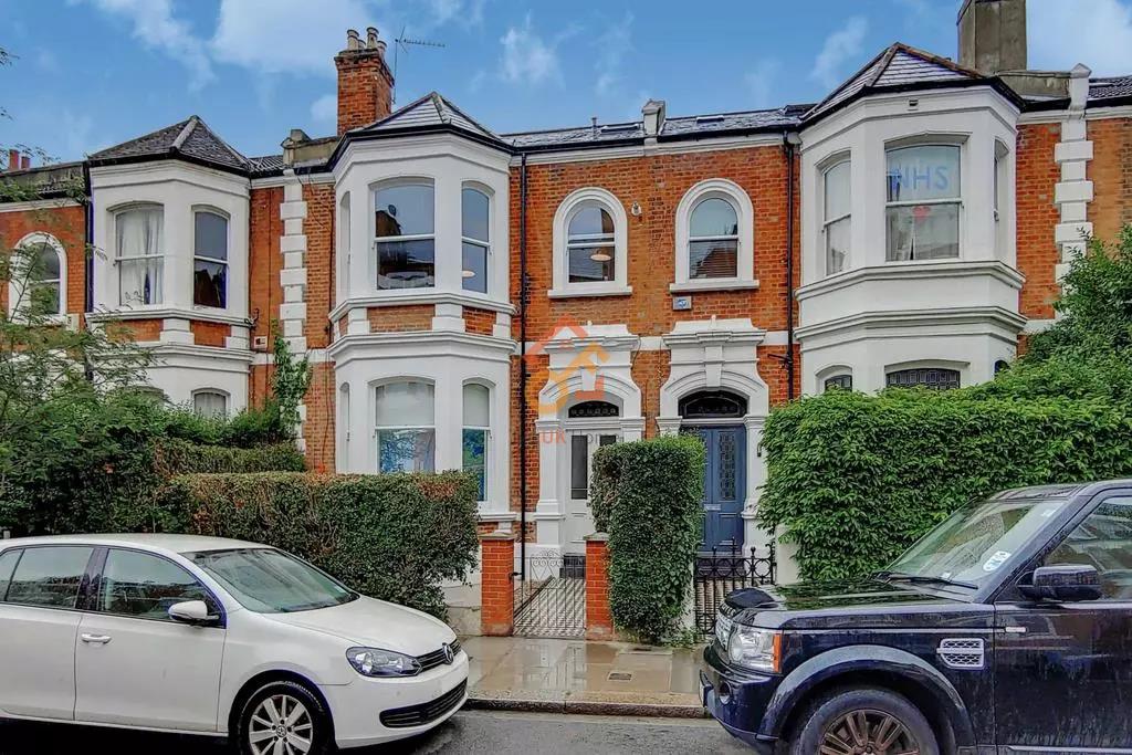 Flat Ormiston Grove in Greater London