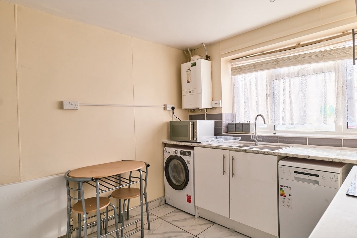 Flat Pemerich Close in Greater London