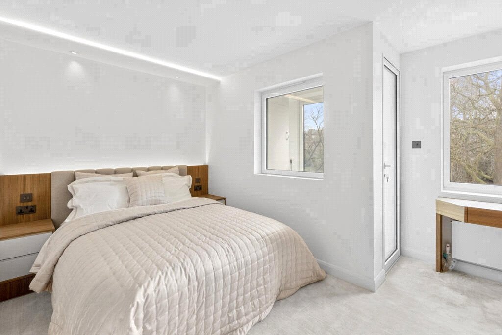 Flat Montrose Court in City of Westminster