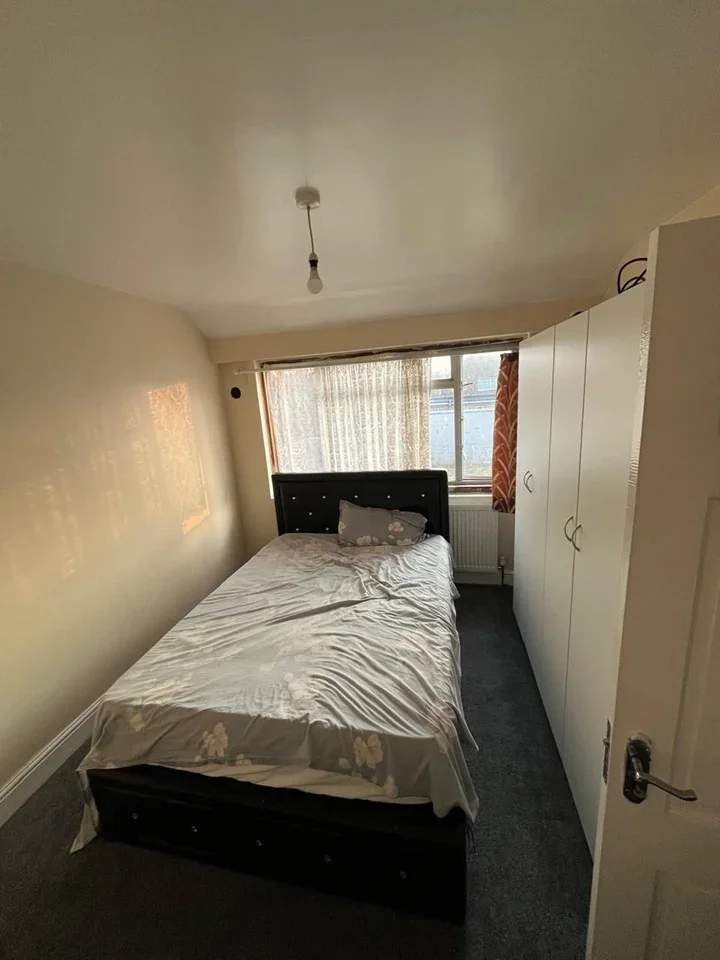 Room Coronation Road in Greater London