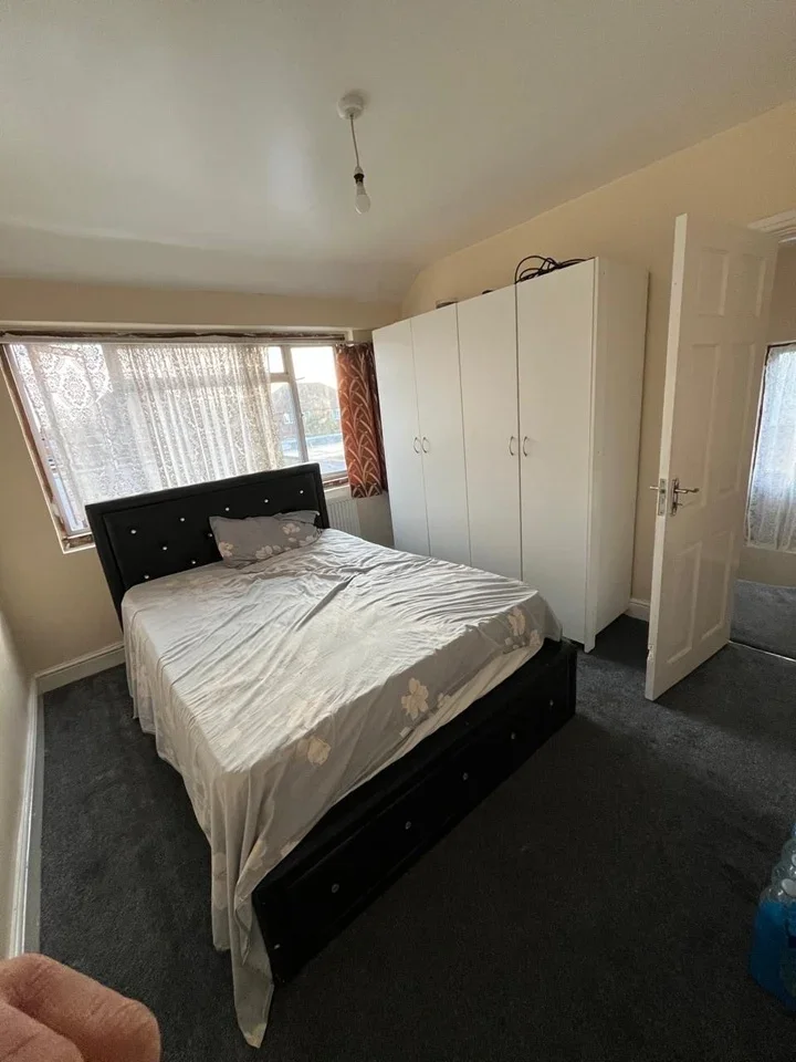 Room Coronation Road in Greater London