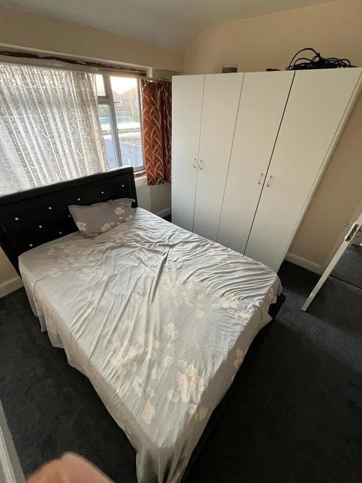 Room Coronation Road in Greater London