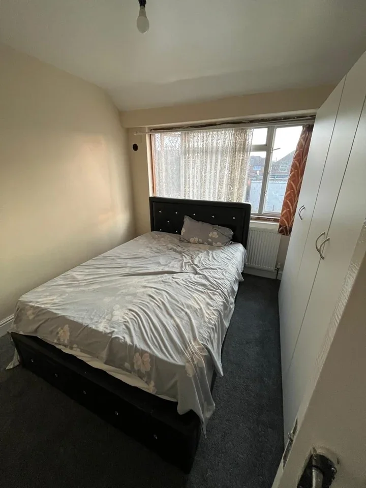 Room Coronation Road in Greater London