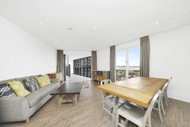 Flat Leman Street in Greater London