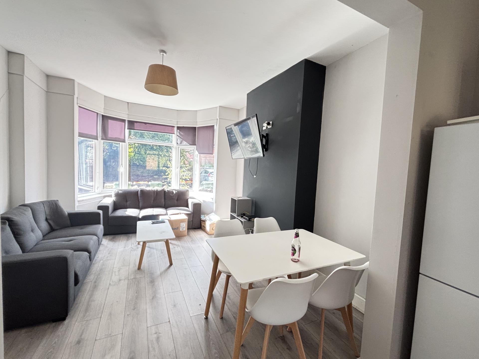Flat St. Michael's Crescent in Leeds