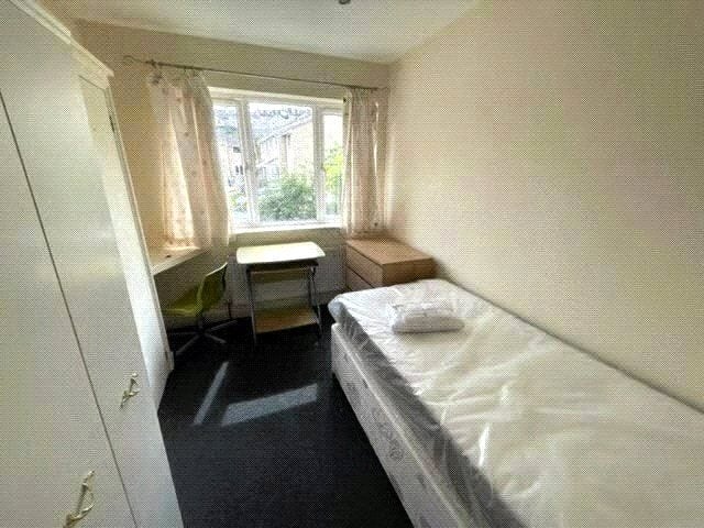 Room Ivy Avenue in Bath