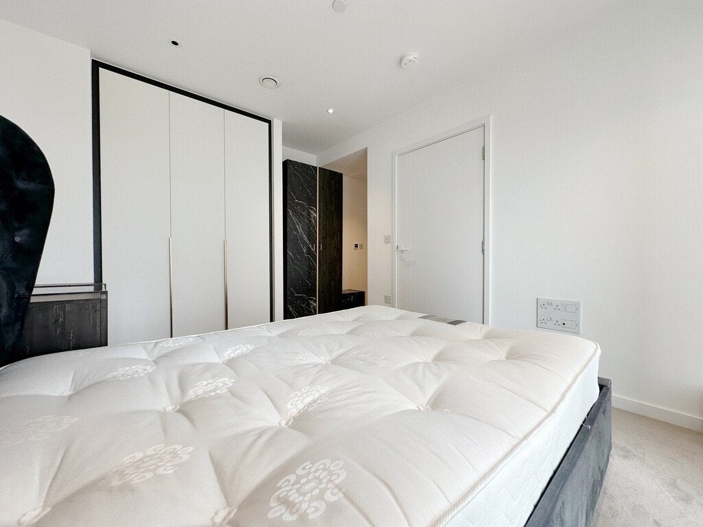 Flat Cavell Street in Greater London