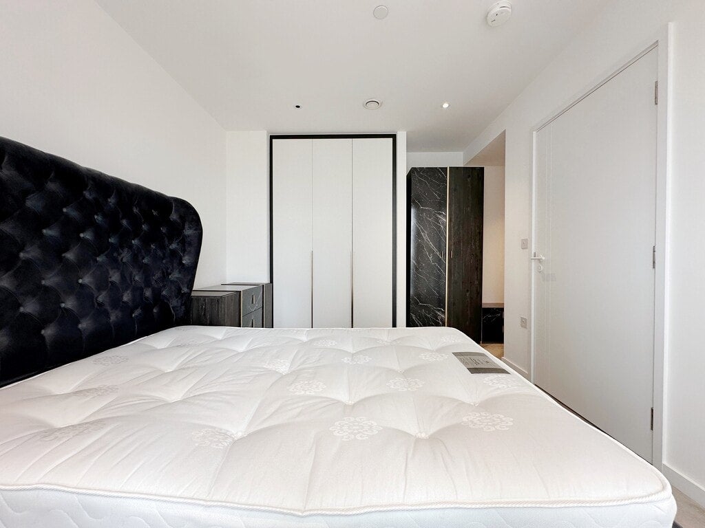 Flat Cavell Street in Greater London