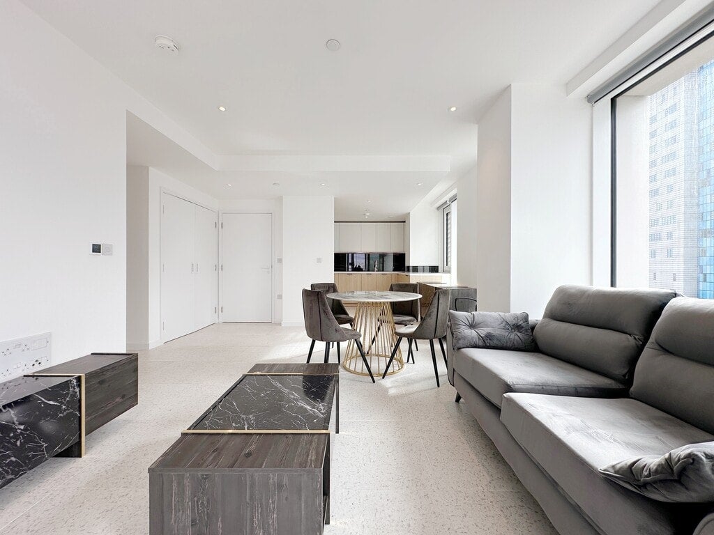 Flat Cavell Street in Greater London