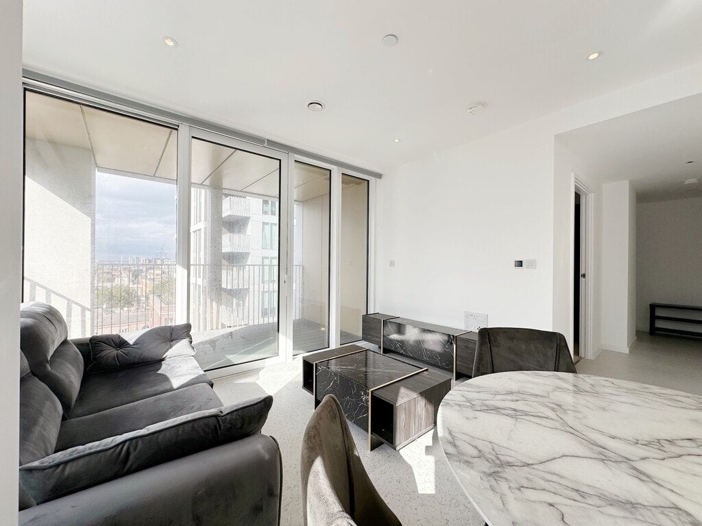 Flat Cavell Street in Greater London