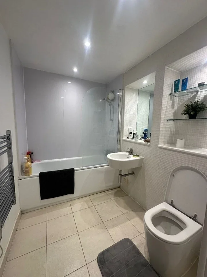 Flat Prestons Road in Greater London