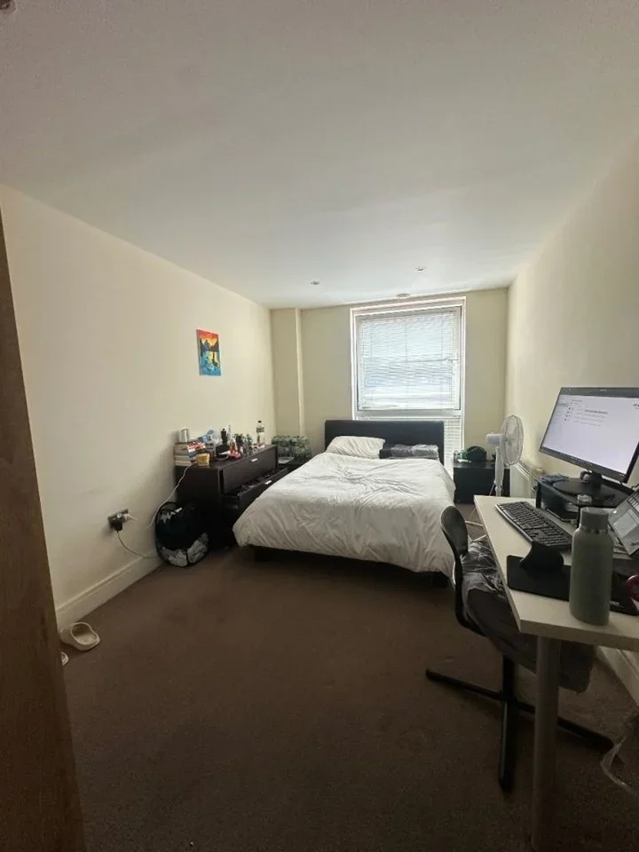 Flat Prestons Road in Greater London