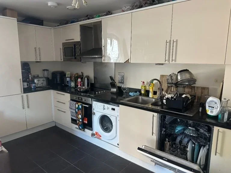 Flat Prestons Road in Greater London