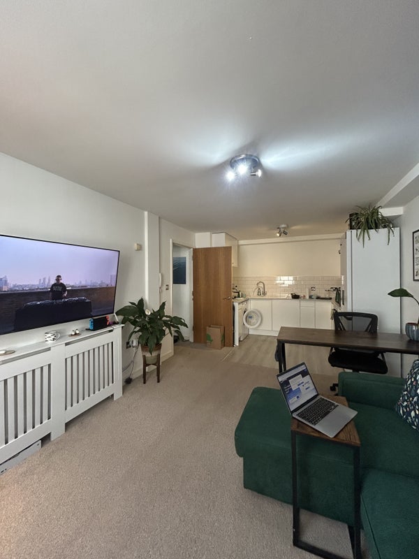 Flat Norfolk Avenue in Bristol