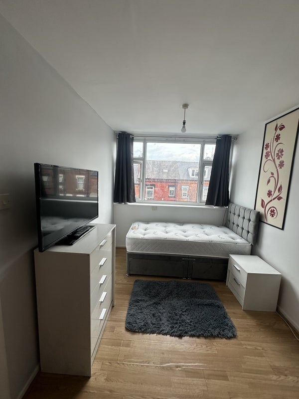Flat Ashton Terrace in Leeds