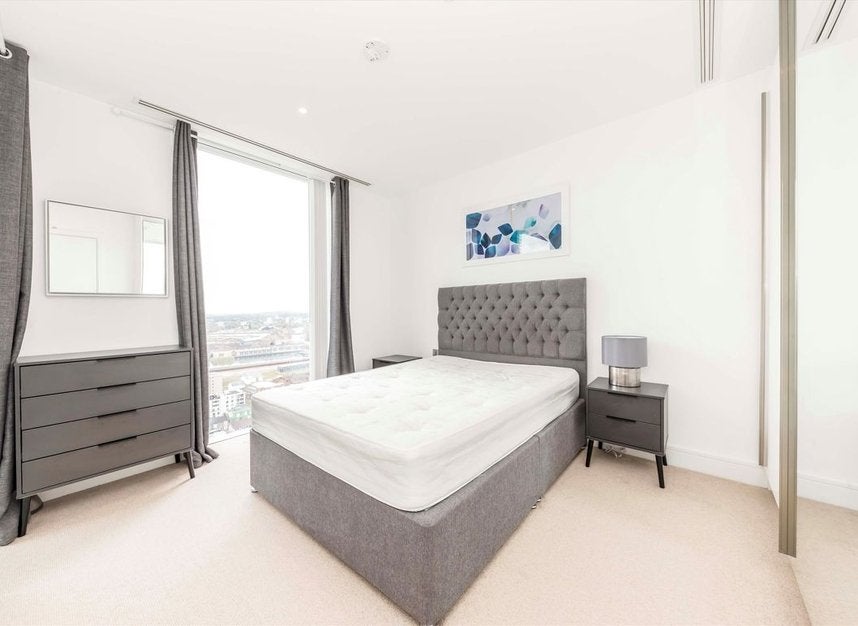 Flat Harbour Way in Greater London