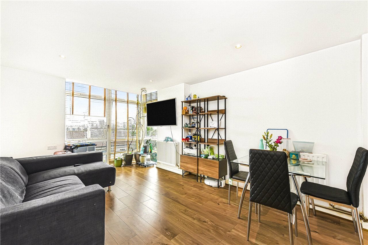 Flat Cassilis Road in Greater London